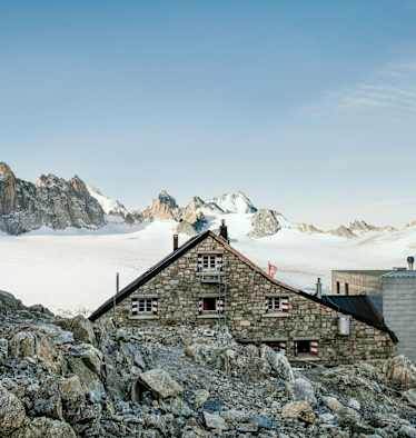 Die Berghütte Cabane du Trient und die Gipfellandschaft im Hintergrund.