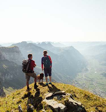 Unterwegs mit dem Hund am Berg