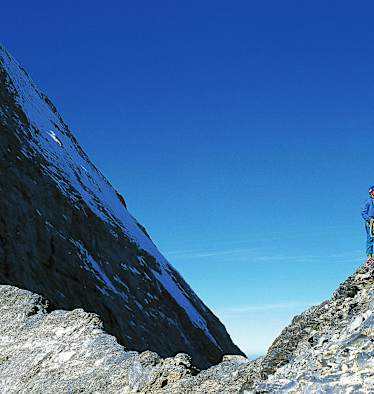 Bergsteiger am Mittellegigrat des Eigers in den Berner Alpen