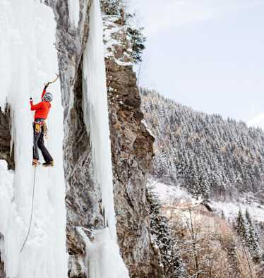 Ein Kletterer beim bezwingen der Eiswand.