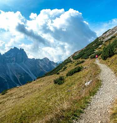 Unterwegs auf dem Panoramaweg unterhalb des Elfers im Stubaital