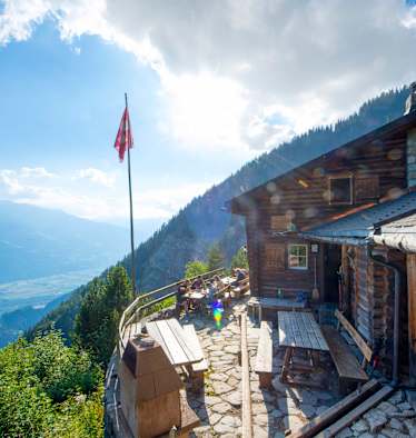 Hoch oben am Berg liegt die Enderlinhütte.