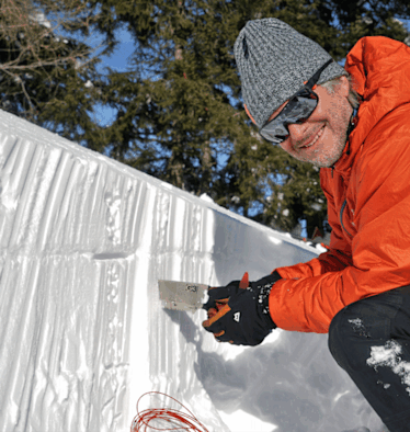 Ein Blick in die Schneedecke kann die Beurteilung der Lawinengefahr erleichtern