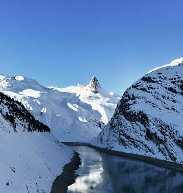 Skitour aufs Fanellhorn: Blick in die winterlichen Adula Alpen im Valsertal