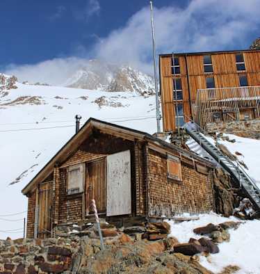Wallis: Finsteraarhornhütte in den Berner Alpen