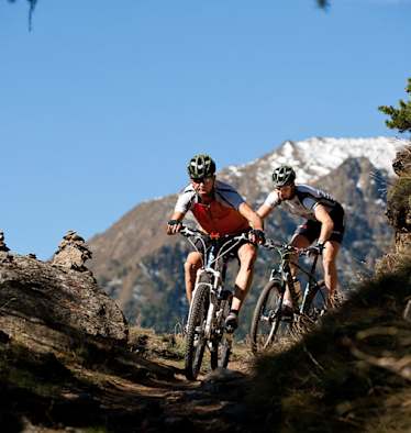 Mountainbiker in den Dolomiten Tourentipps