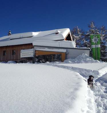 Fraganter Schutzhaus mit richtig viel Schnee