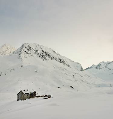 Die verschneite Franz-Senn-Hütte.