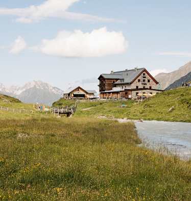 Die Franz-Senn-Hütte in den Stubaier Alpen