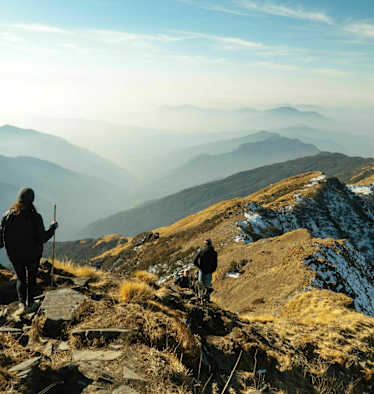 Der Natur entgegen wandern und Erlebnisse miteinander teilen, Walliser Alpen, Schweiz