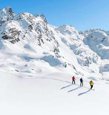 Drei Schitourengeher am Berg