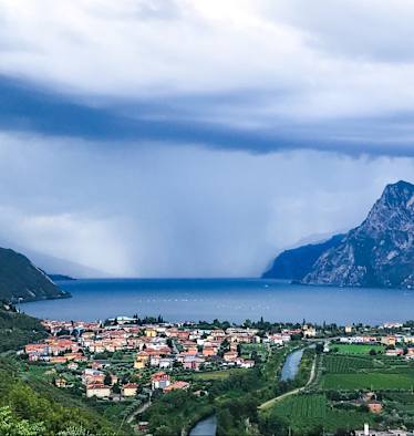 Blick auf Torbole und den Gardasee.