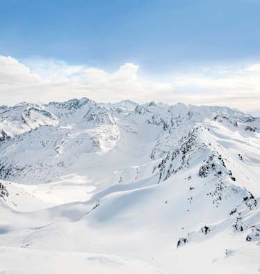 Ein Blick in die schneebedeckten Hohen Tauern