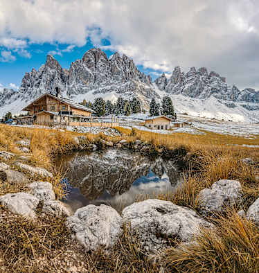 Eindrucksvoll liegt die Geisleralm (1.996 m) im Naturpark Puez-Geisler am Fuße der Geislerspitze, im Südtiroler Villnösstal. 