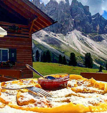 Kaiserschmarrn auf der Gschnagenhardt Alm in den Dolomiten in Südtirol