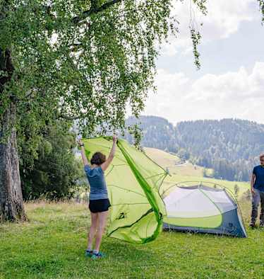Das Überzelt sollte vor Regen schützen.