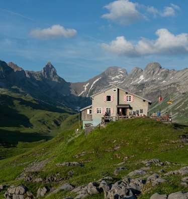 Die Glattalphütte umgeben von den Gipfeln der Glarner und Schwyzer Alpen