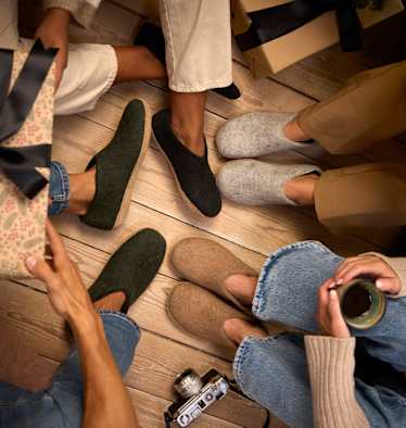 Die Hausschuhe von glerups mit Ledersohle gibt es in verschiedenen Naturfarben.