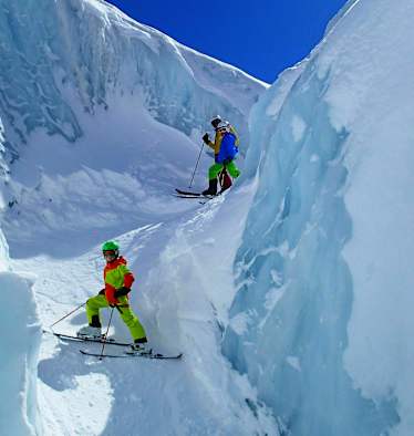 Gletscherabfahrt: Kinder auf Skiern am Gletscher