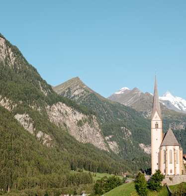 Der Großglockner (3.978m) im Hintergrund, die Pfarrkirche in Heiligenblut im Vordergrund