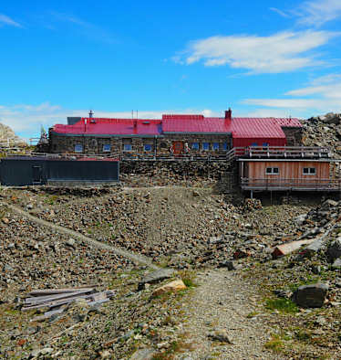Die Glungezerhütte in den Tuxer Alpen in Tirol