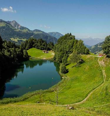 Der Seewaldsee im Großen Walsertal in Vorarlberg