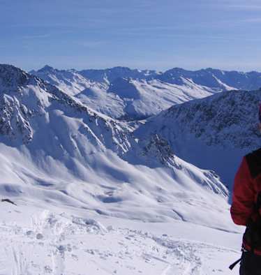 Haupter Tälli: Skitourengeherin in den Bündner Plessur-Alpen rund um Arosa