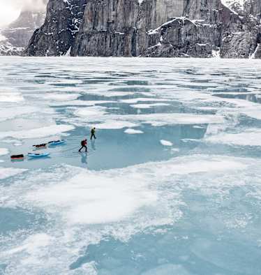 Zwei Personen gehen auf Eis.