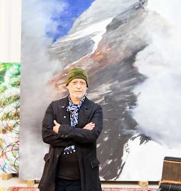 Der Maler Herbert Brandl vor einem seiner Kunsterwerke.