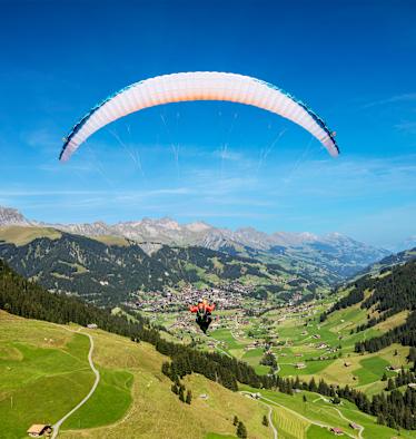 Chrigel Maurer gleitet in luftiger Höhe.