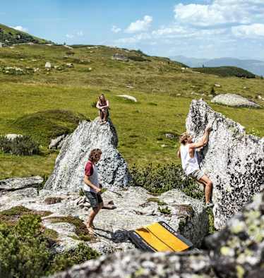 Die Bouldergruppe erkundet den Fels