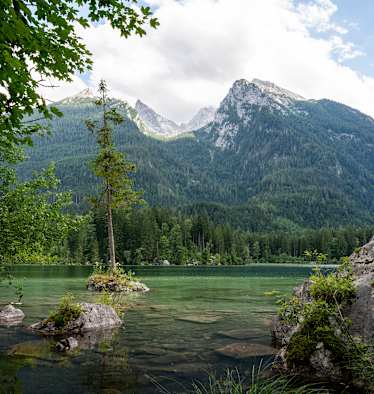 Der Hintersee bei Ramsau in Berchtesgaden mit Blick auf den Watzmann