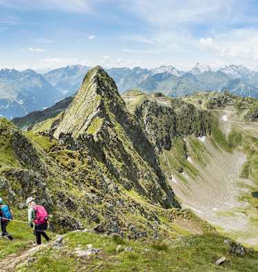 Bergsteiger beim überqueren des Grat. 