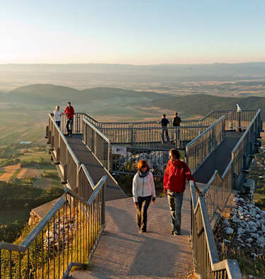 Der Skywalk auf der Hohen Wand (1.132 m) bietet einen atemberaubenden Ausblick über die Region Bucklige Welt