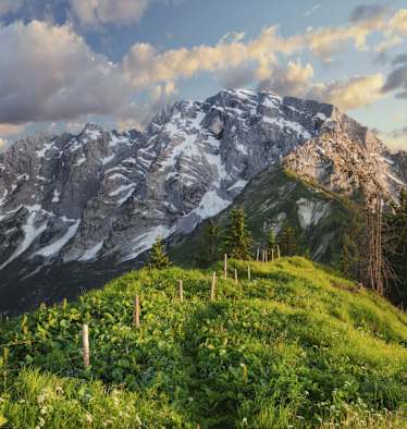 Grenzzaun zwischen Salzburg und Bayern: Blick auf den Hohen Göll in den Berchtesgadener Alpen