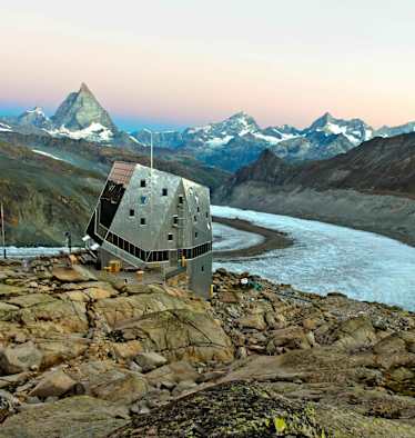 Eine von 8 Hütten, die man unbedingt einmal gesehen haben sollte: Die Monte Rosa Hütte in Zermatt mit dem Matterhorn im Hintergrund
