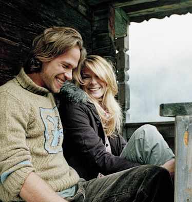 Paar auf einer Hütte am Berg