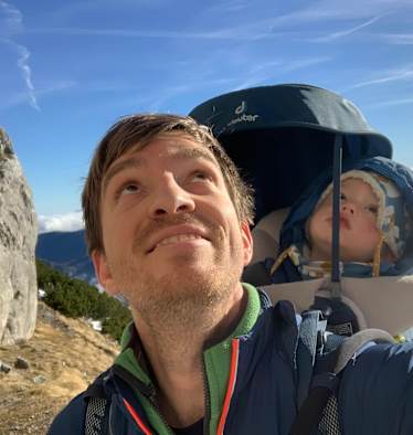 Julian Paschinger mit Sohn Tobias in der Kraxe