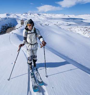 Freerider Tao Kreibich auf Skitour mit HEAD KORE Ski und TYROLIA ATTACK HYBRID Bindung in verschneiter Berglandschaft