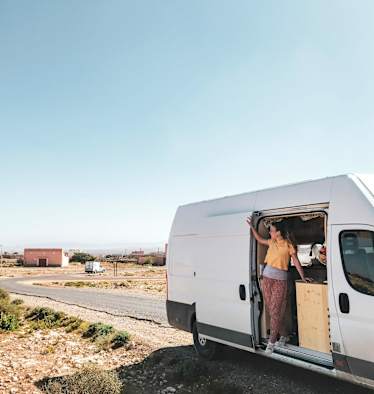 Laura in ihrem Zuhause auf vier Rädern