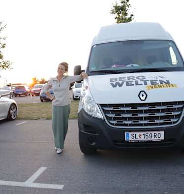 Gut angekommen: Laura und Vanda im Sonnenuntergang am Strand von Malmö (SWE)