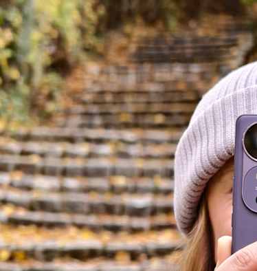 Das vivo V40 im Einsatz im herbstlichen Wien.