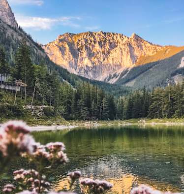 Der Grüne See in der Steiermark mit Blick auf die Berge des Hochschwab.