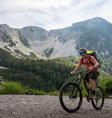 Der Profi-Snowboarder Alex Payer hat einige Tipps für die perfekte Herbstradtour: Wie beispielsweise den perfekten Snack für Unterwegs – die LOIDL Salamispezialitäten.