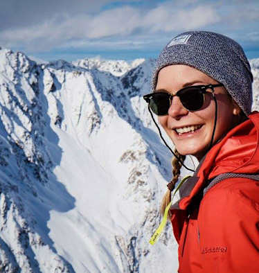 Bergwelten-Redakteurin Ina am Gipfel der Lampsenspitze in Tirol