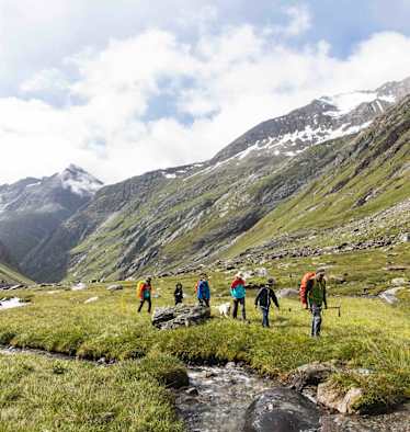 Mitten im Nationalpark Hohe Tauern wandert man entlang der hier noch jungen Isel bis zu ihrem Ursprung auf über 2.500 m.