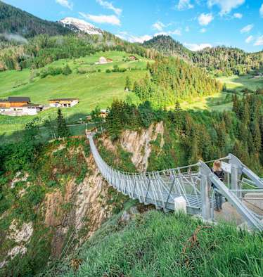 Hoch hinaus geht es über die Hängebrücke über die Isel.