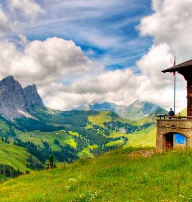 Das Soldatenhaus in den Freiburger Alpen am Fuße der Gastlosenkette