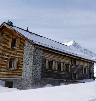 Die Jenatschhütte (2.652 m) in den Albula-Alpen in Graubünden