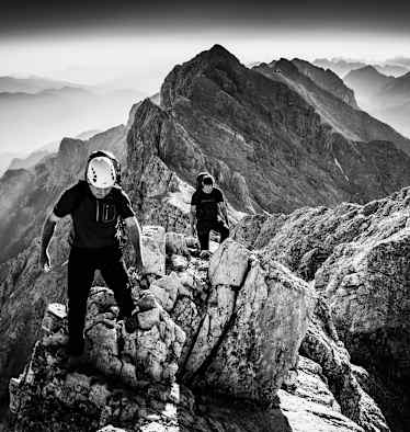 Bergsteiger am Jubiläumsgrat der Höllentalspitzen in Bayern